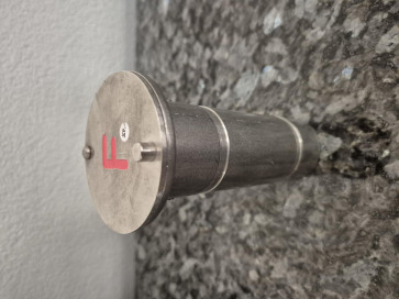 Schlüsselrohr Länge 113 mit graviertem "F" auf dem Deckel